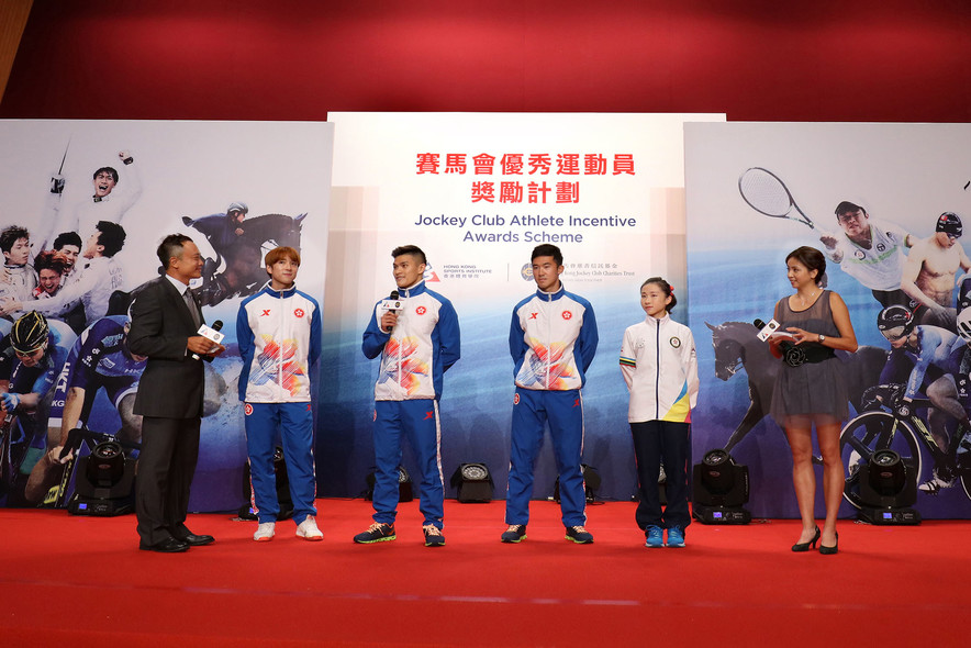 <p>(2<sup>nd</sup> from left) Foil fencer Nicholas Edward Choi, swimmer To King-him, cyclist Leung Chun-wing and wushu athlete Mok Uen-ying share with guests during the ceremony their unforgettable experience at the Games.</p>
