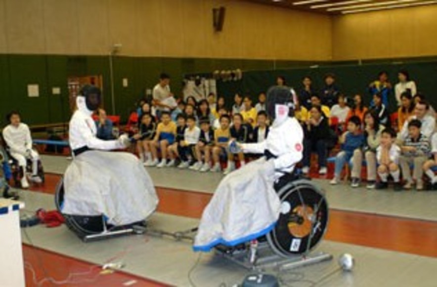 <p>海曉月與雅典傷殘人士奧運會輪椅劍撃金牌得余翠怡（左）作劍擊交流。</p>
