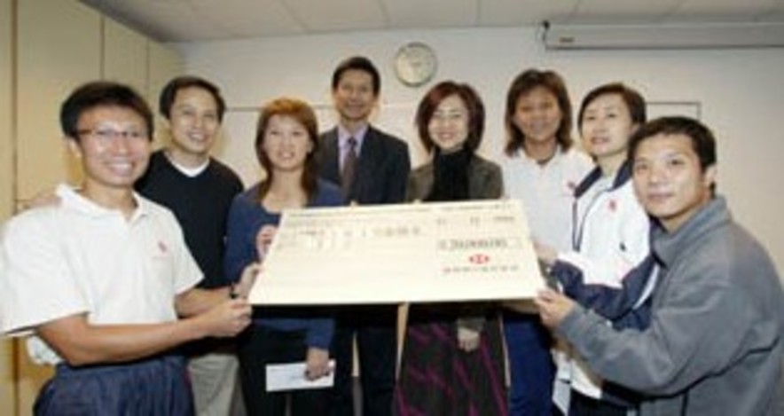 <p>(In middle) Winnie Shiu, Assistant Manager Community Relations of the Hongkong and Shanghai Banking Corporation Limited and Dr Chung Pak-kwong, Acting Chief Executive of the Hong Kong Sports Institute, presented scholarships to six students who performed remarkably well during the last academic year.</p>
