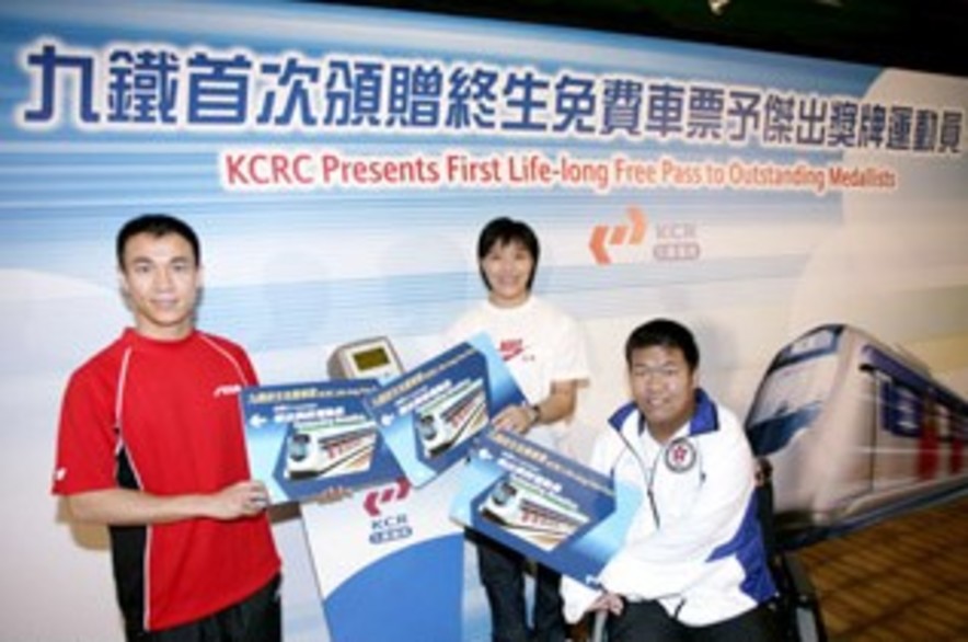 <p>李静（左）、余翠怡（中）、梁育榮（右）接過「終身免費」車票立即啟用。</p>
