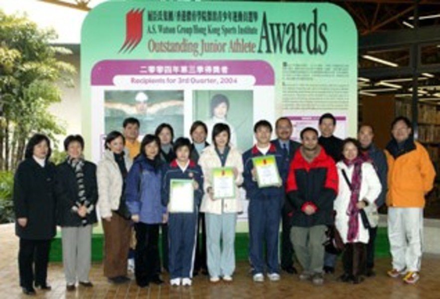 <p>A happy get-together photo of guests and outstanding junior athletes.</p>
