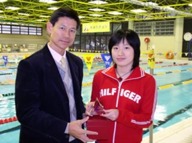 <p>雅典奧運女子百米蛙泳金牌得主羅雪娟感謝張東亞教練八年多的指導與關懷。圖為羅於本月初到訪香港體育學院（體院），接受香港體育學院署理院長頒贈紀念品。</p>
