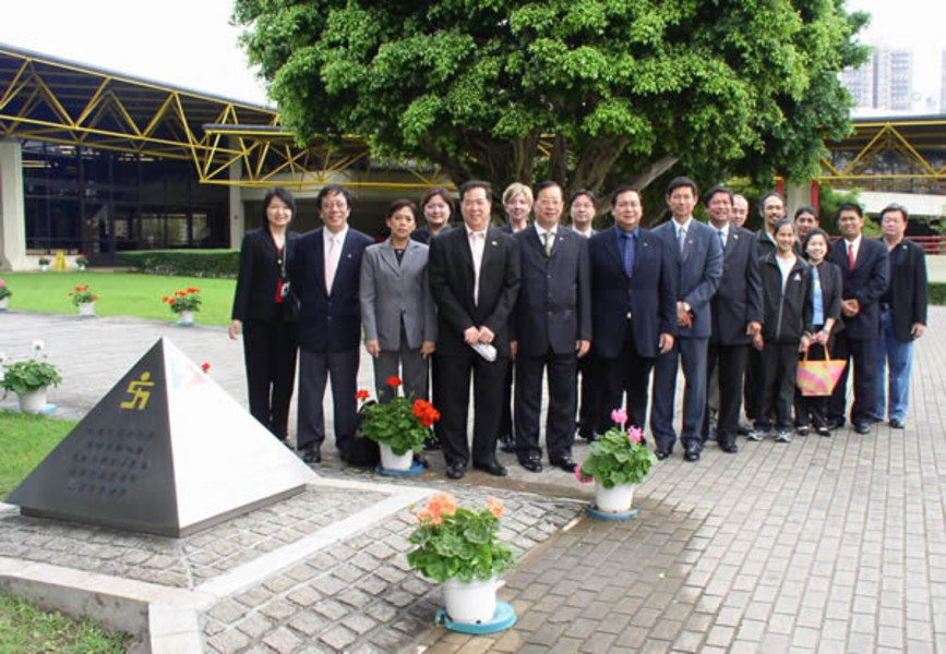 <p>Atty. Jose Miguel T. Arroyo (front row, six from left), First Gentleman of the Philippines pays a visit to the Hong Kong Sports Institute (HKSI) today (11 April) aiming to understand the Hong Kong elite sports support system for reference of achieving outstanding international sporting success for the country. Mr Arroyo was accompanied by the member of the Parliament&nbsp;as well as officials from the Philippine Sports Commission and the&nbsp;Consulate General of the Philippines. The 9-member delegation, received by the HKSI Vice-Chairman Mr Tommy Tam (front row, fifth from left) and the management, tours the sports facilities and exchanges views with the HKSI management on the support and services provided to the elite athletes in Hong Kong.</p>

