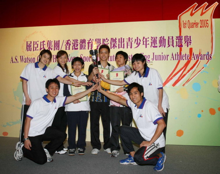 <p>(Third to fifth from right) Yip Pui-yin, Wong Wai-hong and Au Wing-chi, recipients of the A.S. Watson Group/Hong Kong Sports Institute Outstanding Junior Athlete Awards for the first quarter of 2005, receive a torch from a group of elite athletes spearheaded by Tang Hon-sing (right), the Hong Kong hurdle record holder, encouraging the juniors to keep up their good work and gain glory for Hong Kong.</p>
