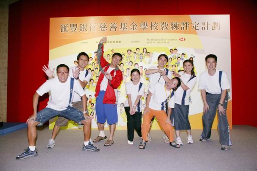 <p>Participants take a group photo after completing an eight-piece puzzle.</p>

