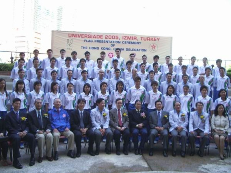 <p>Group photo of the Hong Kong Delegation of the 2005 World University Games and officiating guests of the Flag Presentation Ceremony for the 2005 World University Games</p>
