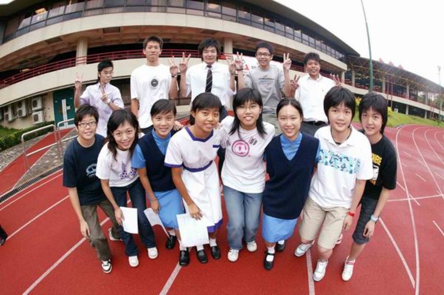 <p>Group photo of the Hong Kong Delegation of the 2(From left, front row) Yeung Hiu-ching (fencing), Au Yuen-mei (table tennis), Fan Lok-sze (triathlon), Wu Kit-ting (triathlon), Chiu Ka-kei (squash), Wong Tsz-yan (triathlon), Lau Hui-man (fencing) and Lai Hiu-man (fencing). (From left, back row) Chan Yin-kwong (wushu), Lam Ka-tsun (triathlon), Li Kwun-ngai (table tennis), Lai Ka-long (tenpin bowling) and Ho King-fun (triathlon).</p>
