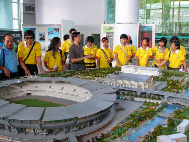 <p>運動精英2005南京考察團參觀佔地21萬平方米的蘇州市體育中心內的博物館，館內設置該體育中心的模型。</p>
