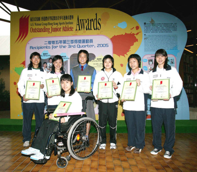 <p>(From left, back row) Chiu Ka-kei and Leung Shin-nga from squash, Sze Hang-yu from swimming, Leung Shu-hang from swimming (mentally handicapped), Au Wing-chi and Chan Ho-ling from squash, as well as (front row) Kwok Hoi-ying from boccia, share the honour of the A.S. Watson Group/Hong Kong Sports Institute Outstanding Junior Athlete Awards for the third quarter, 2005.</p>
