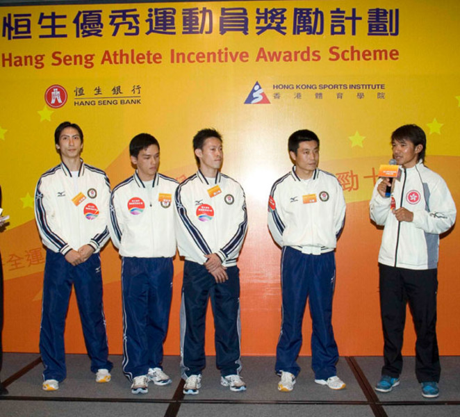 <p>獎牌得主 ( 右起 )：黃金寶（單車）、王輝（射擊）及陳少傑、周定宇、杜宇航（武術）感謝體院及恒生銀行對香港運動員的慷慨贊助，令本地運動員獲得莫大的支持和激勵。</p>
