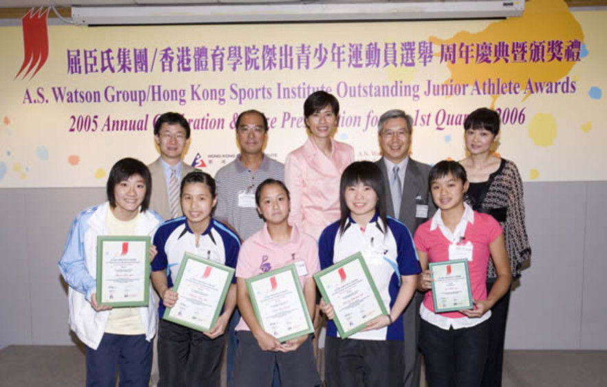 <p>Presenting guests, Dr Eric Li, Chairman of the HKSI (second from right of rear row), Malina Ngai, Director of Corporate Communications &amp; PR of the A.S. Watson Group (third from right of rear row), Tony Yue, Vice-President of the SF&amp;OC (first from left of rear row), Chu Hoi-kun, Executive Committee Chairman of the HKSPA (second from left of rear row) and Scarlett Pong, Managing Director of the Realchamp Asset Management Limited (first from right of rear row) congratulating the recipients of the A.S. Watson Group/HKSI Outstanding Junior Athlete Awards for the 1st Quarter of 2006: Mong Kwan-yi and Chan Tsz-ka of badminton, Liu Tsz-ling of squash and Suen Ka-yi of swimming; and the recipients of Certificates of Merit: Geoffrey Cheah of swimming, Szeto Shiu-yan and Chan Ye-ko of triathlon.</p>
