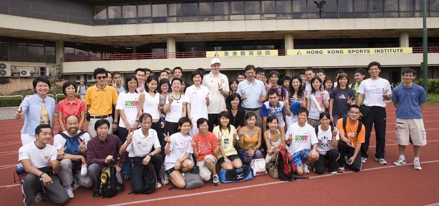 <p>A group photo of Athens Olympic women&#39;s 10,000m gold medallist Xing Huina and participants after the workshop.</p>
