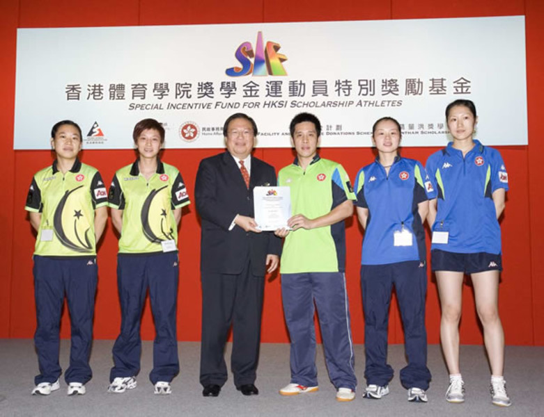 <p>Dr Patrick Ho, Secretary for Home Affairs (third from left) presented certificate of appreciation to some of the recipients of the Special Incentive Fund. Olympic table tennis silver medallist Ko Lai-chak (fourth from left) represented the awardees to receive the certificates. Over 170 HKSI Scholarship Athletes, who returned home with criterion results during the period from January to June 2006, became the first batch recipients for the Fund and were presented with cash awards at the Ceremony.</p>
