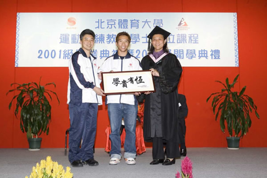 <p>Wong To-mui, graduate of Class 2001, presents a souvenir to Eric Chung (left) and Ho Siu-lun (middle), representatives of Class 2005, to show their support and encouragement to their fellow classmates.</p>
