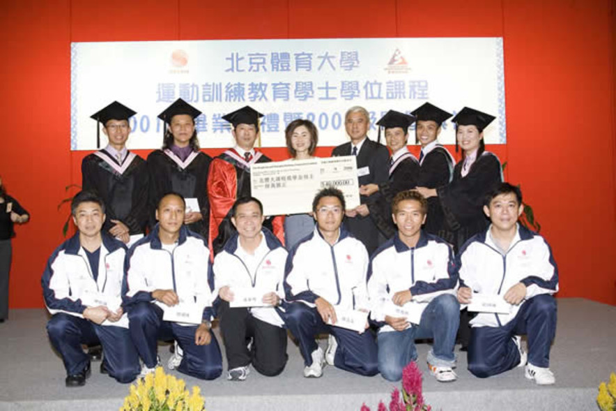 <p>Winnie Shiu, Manager Community Relations, The Hongkong and Shanghai Banking Corporation Limited (4<sup>th</sup> from left of back row) presents scholarships with a total amount of HK$40,000 to 12 students from the two classes for their outstanding academic achievement.</p>
