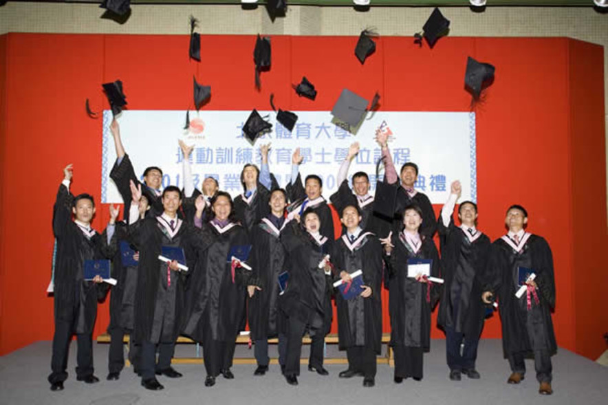 <p>一眾學員在完成為期五年的北京體育大學運動訓練教育學士學位課程後，喜獲頒發畢業證書。</p>
