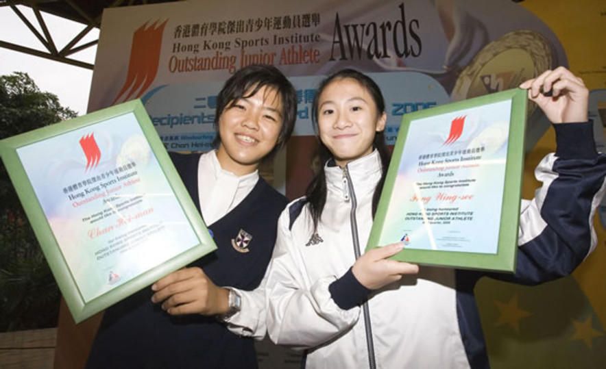<p>滑浪風帆新星陳晞文（左）及年輕武術運動員馮泳施憑著傑出體壇成績，首次榮膺二零零六年第三季香港體育學院傑出青少年運動員。</p>
