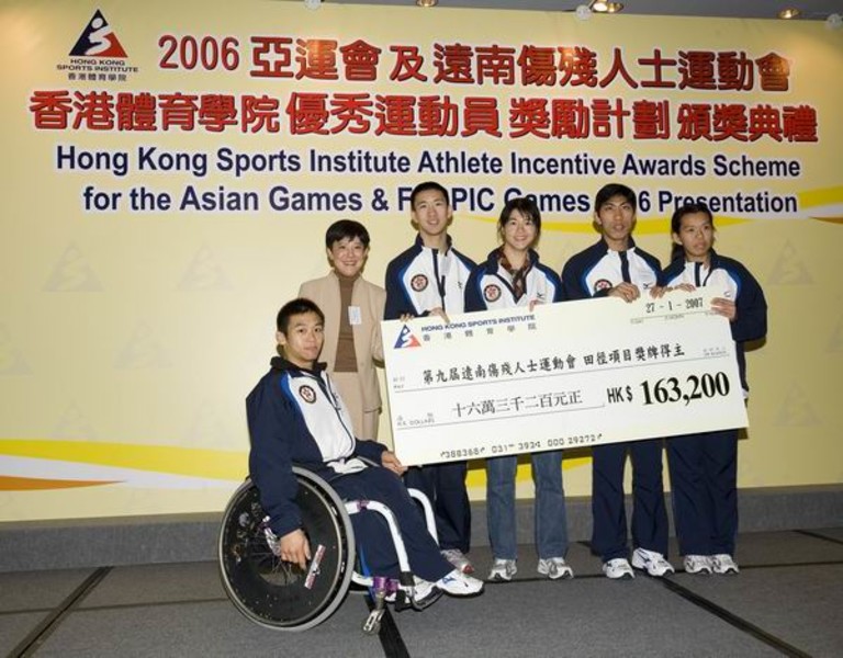 <p>Mrs Jenny Fung (2<sup>nd</sup> from left), Chairman of the Hong Kong Paralympic Committee &amp; Sports Association for the Physically Disabled presents cash awards to five FESPIC Games athletics medallists: Cheng Yan-keung (1<sup>st</sup> from left), So Wa-wai (3<sup>rd</sup> from left), Yu Chun-lai (3<sup>rd</sup> from right), Cheung Che-wai (2<sup>nd</sup> from right) and Chan Pik-kwan (1<sup>st</sup> from right).</p>
