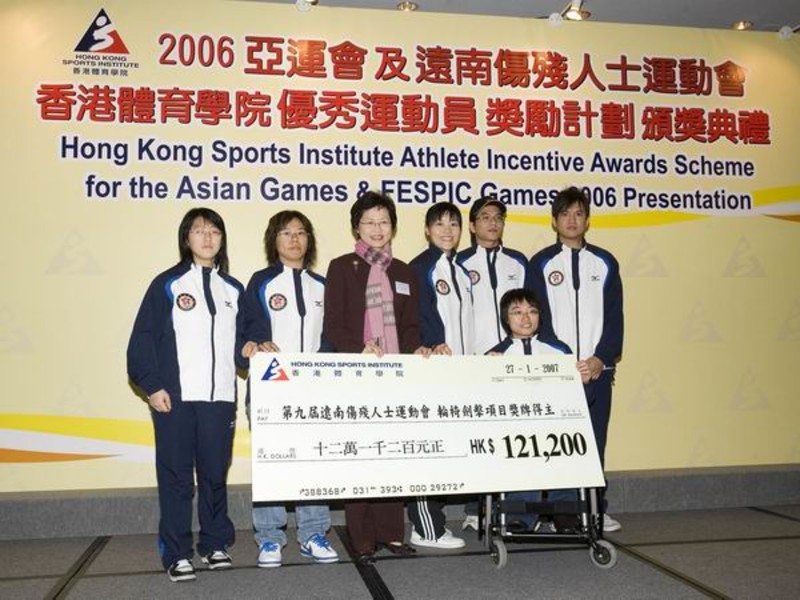 <p>Mrs Carrie Lam (3<sup>rd</sup> from left), Permanent Secretary for Home Affairs presents cash awards to six FESPIC Games wheelchair fencing medallists: Chan Wing-kin (1<sup>st</sup> from right), Cheong Meng-chai (2<sup>nd</sup> from right), Yu Chui-yee (3<sup>rd</sup> from right), Fan Pui-shan (2nd from left), and Charissa Ng (1<sup>st</sup> from left) and Chan Yui-chong (front row).</p>
