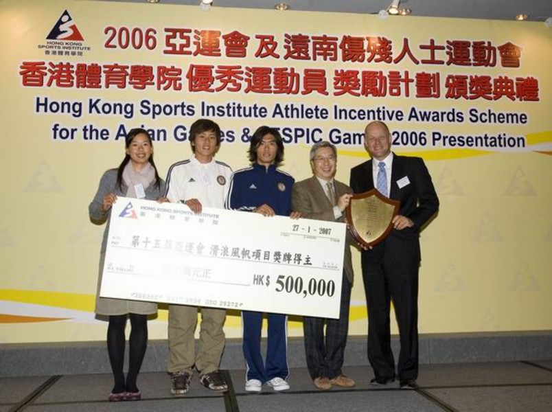 <p>Dr Eric Li, Chairman of the HKSI (2<sup>nd</sup> from right) presents cash awards to three Asian Games windsurfing medallists: (from left) Chan Wai-kei, Ho Chi-ho and Chan King-yin, as well as a souvenir to Rene Appel (1<sup>st</sup> from right), the Head Windsurfing Coach of HKSI.</p>
