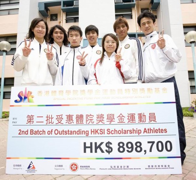 <p>A total of HK$898,700, the second payment batch of the Hong Kong Sports Institute Scholarship Athletes Special Incentive Fund, has been granted to outstanding athletes. Some of the recipients include (from left) Lee Ka-man (rowing), Leung Chun-shek (rowing), Leung Ka-wai (wushu), Ho Ming-cheung (rowing), Yuen Ka-ying (wushu), Lok Kwan-hoi (rowing) and Hei Zhi-hong (wushu).</p>
