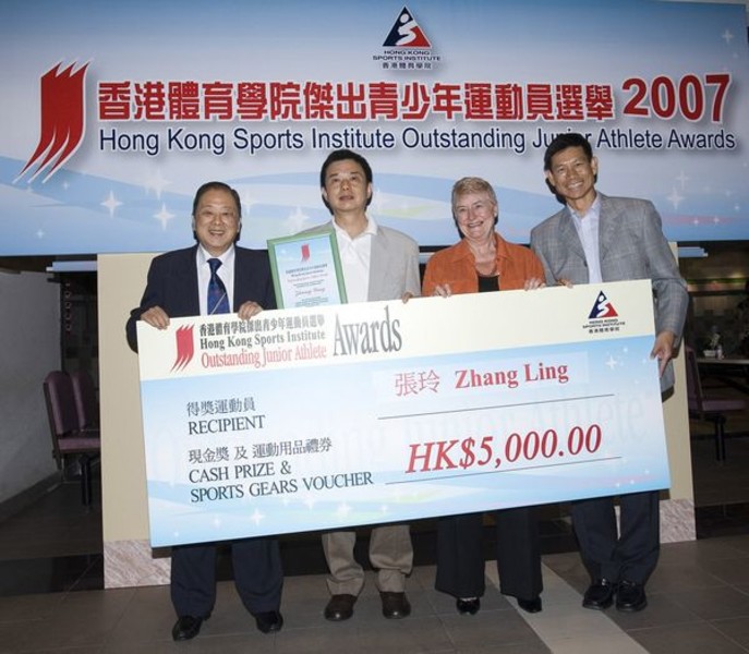 <p>Janet Hardisty (third to left), General Manger and Henry Chan (second to left), Vice President of the Hong Kong Tennis Association receive prizes from Hu Fa-kuang (left), Vice-President, Sports Federation &amp; Olympic Committee of Hong Kong, China and Dr Chung Pak-kwong (right), Chief Executive of the Hong Kong Sports Institute, on behalf of the Awards&#39; winner Zhang Ling.</p>
