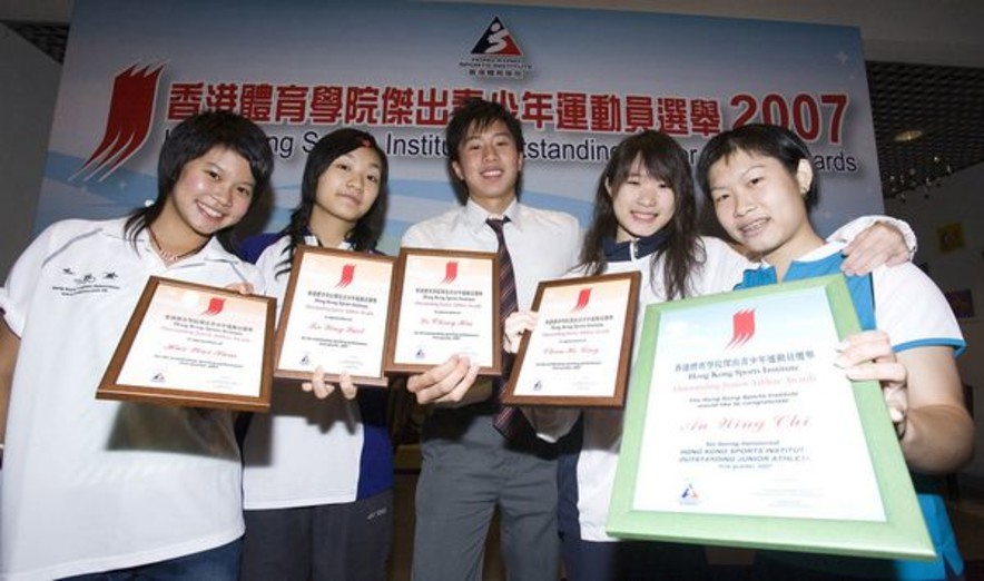 <p>The Awards&#39; winner Au Wing-chi (right) and athletes receiving certificates of merit, including (from left) triathlete Hui Wai-sum, badminton player Tse Ying-suet, squash player Chan Ho-ling and triathlete Lo Ching-hin.</p>
