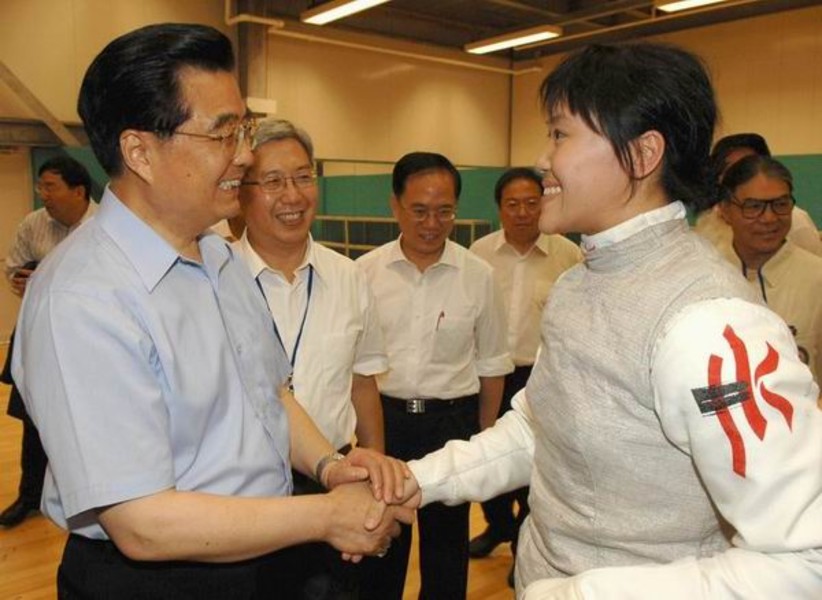 <p>國家主席胡錦濤勉勵香港輪椅劍擊運動員余翠怡續創佳績。</p>
