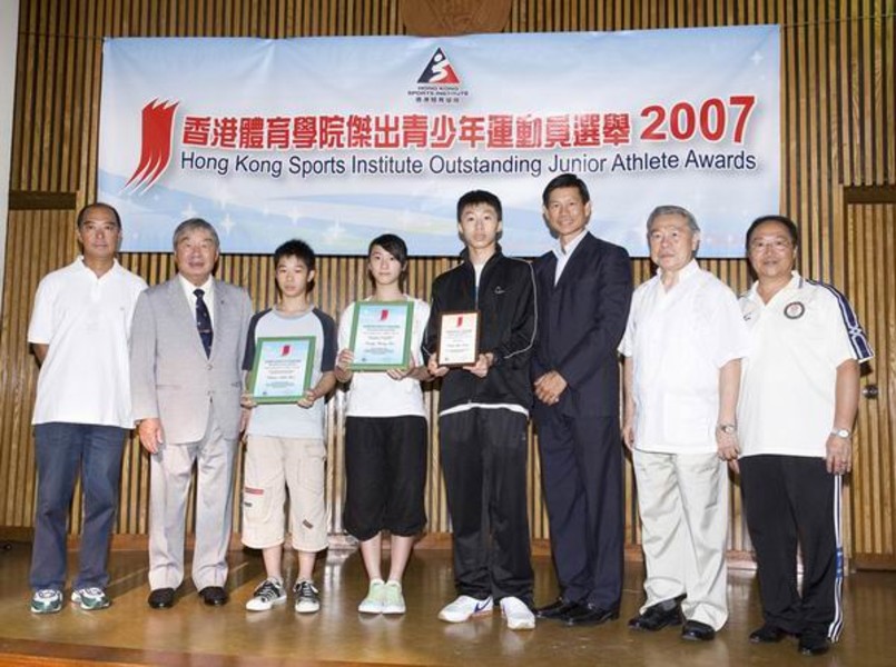 <p>(From left) Chu Hoi-kun, Executive Committee Chairman of the Hong Kong Sports Press Association, Wong Wah-sang, Vice President of the Sports Federation &amp; Olympic Committee of Hong Kong, China, wushu performers Chan Pak-hei and Fung Wing-see, the Award winners, squash player Fung Ngo-long, recipient of the certificate of merit, Dr Chung Pak-kwong, Chief Executive of the Hong Kong Sports Institute, Wang Hing-yuen, Hon Secretary of the Hong Kong Wushu Union, and Yu Liguang, Head Wushu Coach of the Hong Kong Sports Institute.</p>
