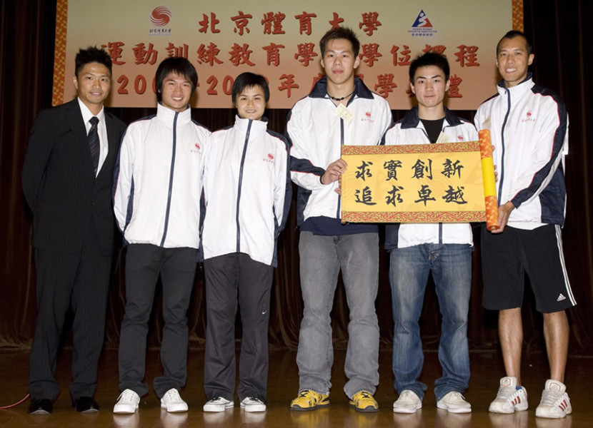 <p>Cheng Ka-ho (1<sup>st</sup> to left), Lau Ching-yin (2<sup>nd</sup> to left) and Angie Tsang (3<sup>rd</sup> to left) hand a relay baton to Hui Chi-ming (1<sup>st</sup> to right), Cheng Chung-hang (2<sup>nd</sup> to right) and Kwok Sum (3<sup>rd</sup> to right), representatives of the 2008 Class, symbolising that &quot;the torch of learning&quot; is passing on from generation to generation, and encourage them to grasp this valuable chance to study hard and to pursue excellence in both academic and sporting career.</p>
