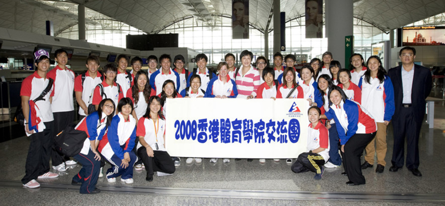 <p>於十月二十五至二十九日舉行的香港體育學院北京交流團，共有26名來自10個奧運會，殘疾人奧運會和亞運會體育項目的精英運動員參加。他們於出發當日興奮地與交流團榮譽團長中聯辦宣傳文體部副部長陳亞瓊(第二排左九)，以及交流團團長香港體育學院院長李翠莎博士(第二排左八)，在機場合照留念。</p>
