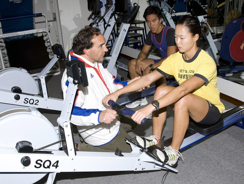 <p>Coach Forbes-Thomas (left) provides professional training advice to elite rowers Law Hiu-fung (middle) and Lee Ka-man (right) at the demonstration session.</p>
