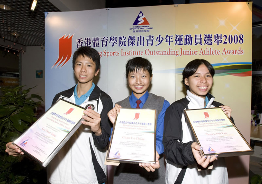 <p>（左起）李浚生（智障人士項目游泳）、陳淽澄（高爾夫球）和鄧翠芬（智障人士項目游泳）榮膺二零零八年第三季香港體育學院傑出青少年運動員。</p>
