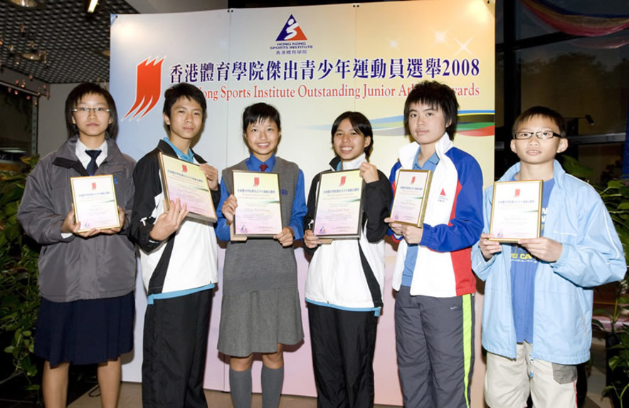 <p>Group photo of Award winners (2<sup>nd</sup> to 4<sup>th</sup> from left) mentally handicapped swimmer Lee Tsun-sang, golfer Chan Tsz-ching and mentally handicapped swimmer Tang Chui-fan, as well as the awardees of certificate of merit (1<sup>st</sup> from right) gymnast Hui Pui-kuen, squash players (1<sup>st</sup> from left) Ho Ka-po and (2<sup>nd</sup> from right) Tong Tsz-wing after the Awards presentation.</p>
