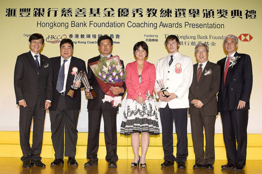 <p>Recipients of the Coach of the Year Awards under the 2007 Hongkong Bank Foundation Coaching Awards: squash coach Tony Choi (2<sup>nd</sup> from left), cycling coach Shen Jinkang (3<sup>rd</sup> from left) and fencing coach Geza Marffy (3<sup>rd</sup> from right) take a group photo with presenters.</p>
