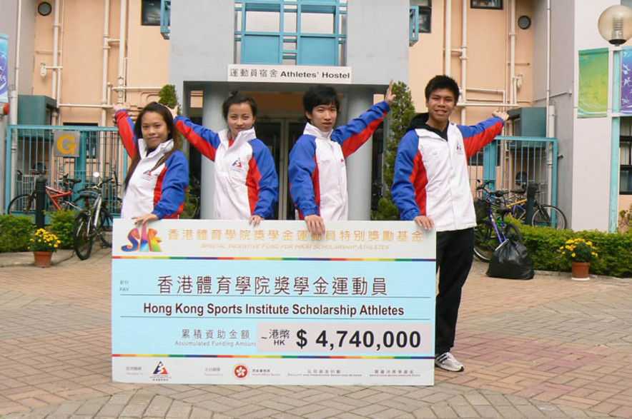 Beneficiaries of the "Hong Kong Sports Institute Scholarship Athletes Special Incentive Fund" include wushu athletes (from left) Yuen Ka-ying, Zheng Tianhui, Leung Ka-wai and Tang Siu-kong.