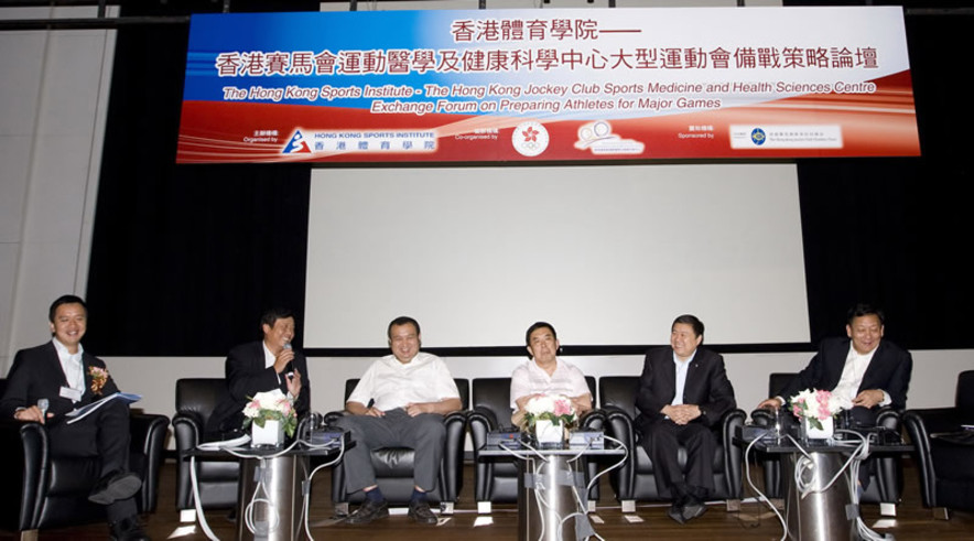 <p>The five China professors include (from 2<sup>nd</sup> left) <strong>Professor Chen Wei, Professor Chi Jian, Professor Tian Ye, Professor Li Guoping, Professor Sun Yiliang</strong>, shared their valuable experiences on the Preparation for Beijing Olympic Games in a cordial atmosphere at the afternoon session which was moderated by <strong>Dr Patrick Yung</strong>, Deputy Director of the HKJC Sports Medicine and Health Sciences Centre (1<sup>st</sup> from left).</p>
