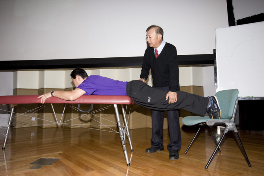 <p>香港體育學院運動物理治療統籌主任李志端博士講解如何鍛鍊腰背肌肉。</p>
