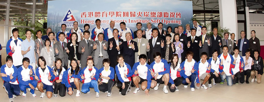 <p>(Middle of 2<sup>nd</sup> row) Tsang Tak-sing, Secretary for Home Affairs and Dr Eric Li, Chairman of HKSI, together with the guests, coaches and athletes share their happiness at the HKSI Soft Opening.</p>
