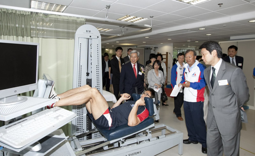 <p>All guests are very impressed by the upgraded Sports Medicine Centre during the tour.</p>

<ul>
	<li>The Sports Medicine Centre provides three main core treatments to athletes including Chinese manual therapist, sport massage, ultra-sound treatment by physiotherapist.&nbsp;</li>
	<li>An athlete is undergoing a closed kinetic chain leg press exercise in the HKSI Sports Medicine Centre to strengthen his lower limb muscles.</li>
</ul>
