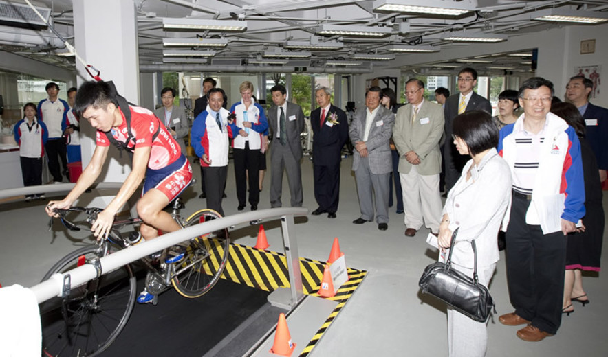 <p>A cyclist is undergoing a controllable intensity of high-speed training and test on the multi-function high-speed trackmill in the HKSI Sports Science Centre.</p>
