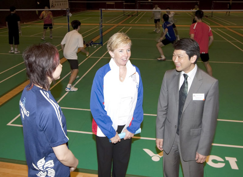 <p>During the HKSI Soft Opening, attending guests visit the upgraded Badminton and Wushu Hall and have a chance talking to the badminton players. There are 12 badminton courts for training, in&nbsp;addition to 3 floor mats for wushu training.</p>
