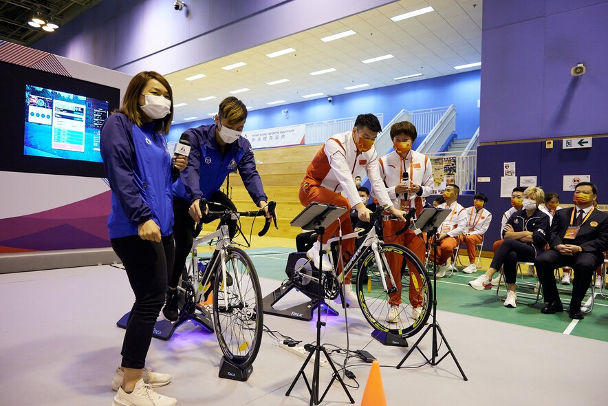 <p>国家单车队运动员钟天使（右一）与香港单车运动员李慧诗（左一）以教练身份，分别指导国家羽毛球队运动员王懿律（右二）及香港空手道运动员李智刚（左二）进行室内单车比赛。</p>
