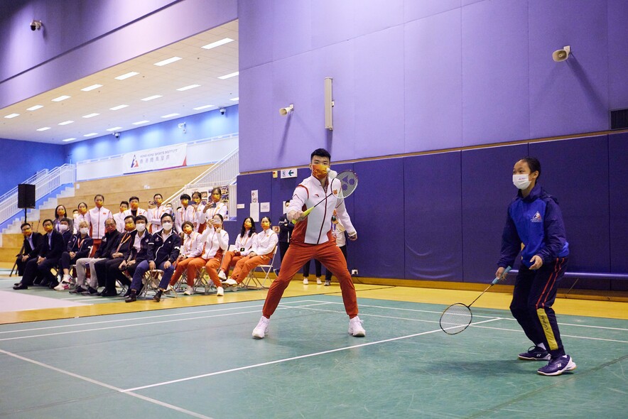 <p>国家羽毛球队运动员王懿律（左）伙拍香港羽毛球运动员廖恺乔（右），对阵香港羽毛球运动员韦梓隽和黄怡，上演一场羽毛球混双友谊赛。</p>
