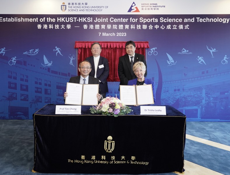 <p>在科大署理校长郭毅可教授（后排左）及体院副院长蔡玉坤先生MH（后排右）的见证下，科大副校长（研究及发展）郑光廷教授（前排左）与体院院长李翠莎博士SBS BBS（前排右）签署协议。（图片来源：香港科技大学）</p>
