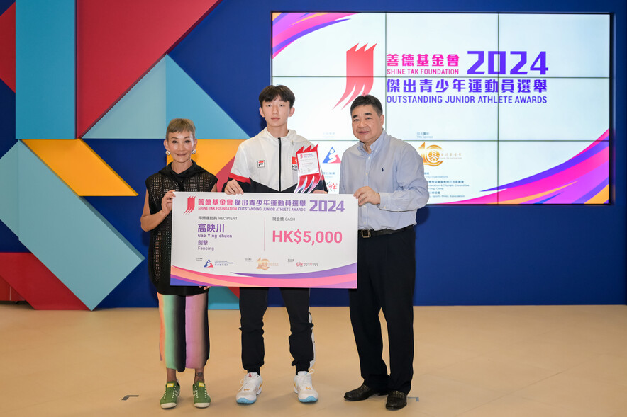 <p>Ms Marie Lee, Founder of Sports for Hope Foundation (1<sup>st</sup> from left) and Mr Tony Choi MH, Chief Executive of the HKSI (1<sup>st</sup> from right) presented awards to fencing athlete Gao Ying-chuen.</p>

