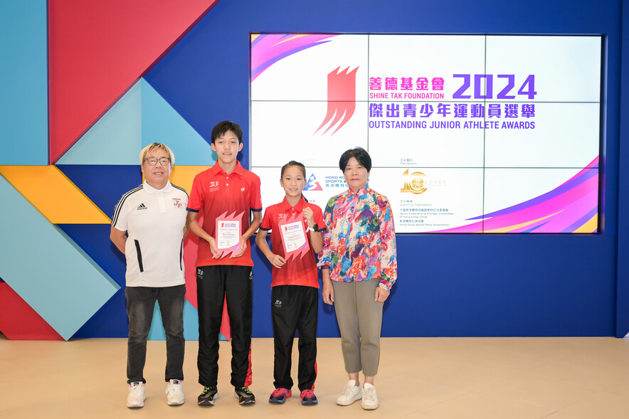 <p>香港善德基金會當屆顧問溫小燕女士（右一）及香港體育記者協會主席趙燦輝先生（左一）頒發嘉許證書予三項鐵人運動員溫澤仁（左二）及鍾倩兒（右二）。</p>
