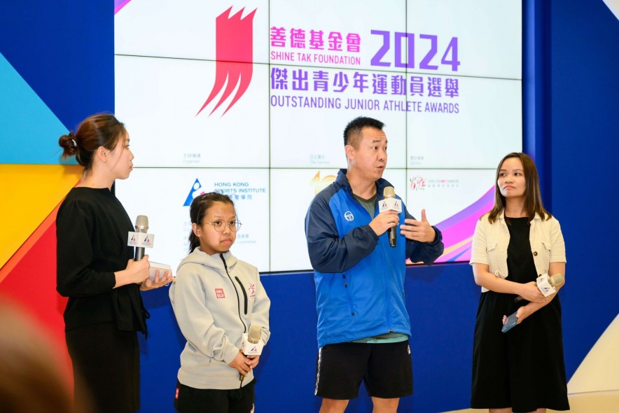 <p>In a sharing session, HKSI head table tennis coach Li Ching (2nd from right) highlighted the vital role of parental and school support in developing a team. Para swimming athlete Ng Cheuk-yan (2nd from left) expressed her gratitude to her school for consistently supporting her athletic aspirations.</p>
