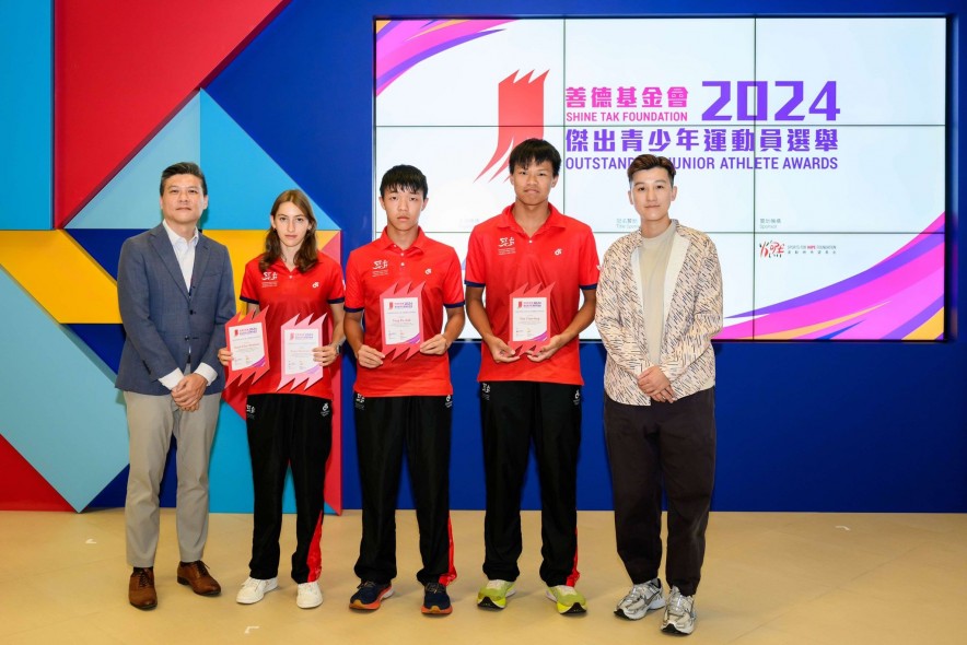 <p>Ms Faye Chui, Vice Chairlady of Hong Kong Sports Press Association (1st from right) and Dr Bryan Lau, Director, Sports Medicine of HKSI (1st from left) presented Certificate of Appreciation to triathlon athletes Sarah Elise Modiano (2nd from left)， Yung Pu-chak (middle) and Yim Tsun-fung (2nd from right).</p>
