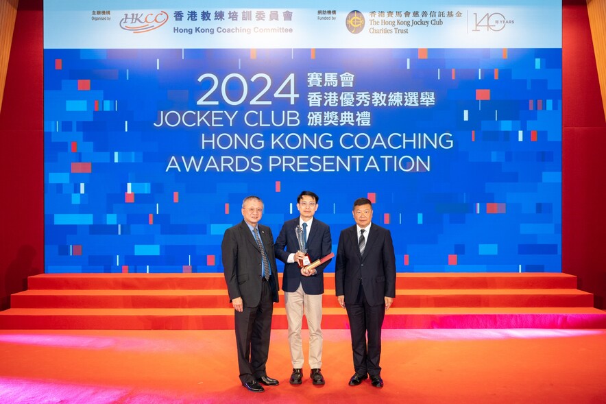 <p>Para table tennis (intellectual disability) coach <strong>Lam Chi-pang</strong> (middle) received the Distinguished Services Award for Coaching from <strong>Mr Chew Fook-aun</strong>, Vice-Chairman of the HKSI (left), and <strong>Mr Edgar Yang</strong><strong> Joe-tsi</strong> <span style="font-size:75%;"><strong>PDSM</strong></span><strong>, </strong>Honorary Secretary General of the Sports Federation &amp; Olympic Committee of Hong Kong, China (right).</p>
